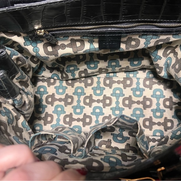 Authentic Gucci Dialux Queen handbag in black pebble leather w/gold bow hardware - Picture 4 of 13